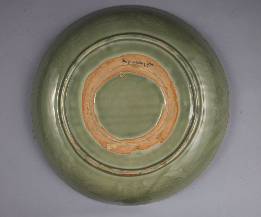 图片[3]-Longquan kiln large plate with blue glaze carved with grape pattern-China Archive